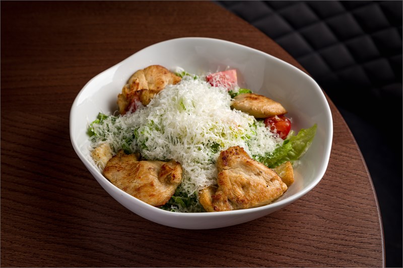 Цезарь с томлёной куриной грудкой 00881