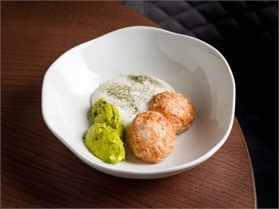 Крабовые котлеты с гуакамоле с эспумой из пармезана 00914