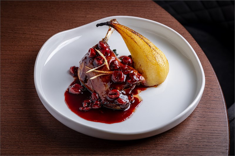 Утиная ножка конфи с запечённой грушей 00915