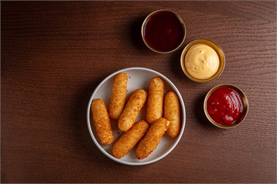 СЫРНЫЕ ПАЛОЧКИ ИЗ  МОЦАРЕЛЛЫ С БРУСНИЧНЫМ СОУСОМ 1003197